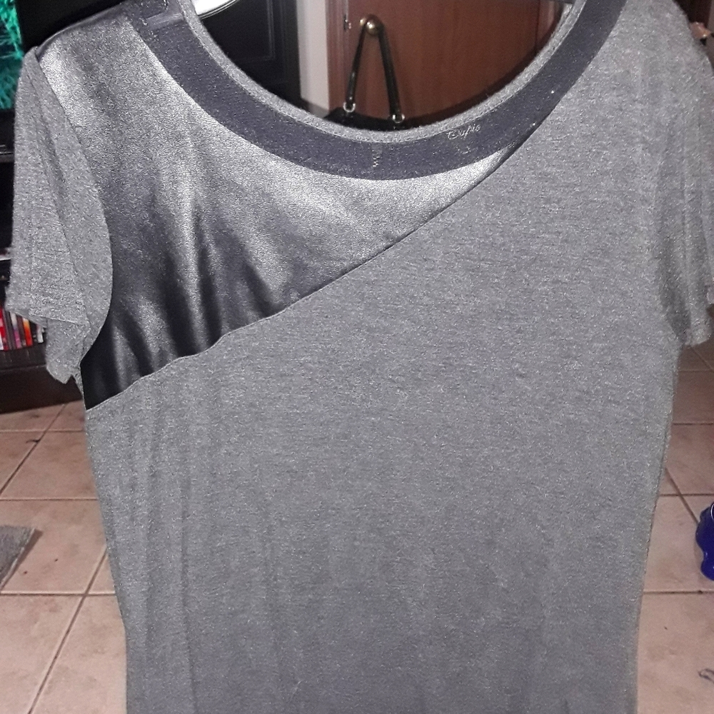 Grey tee shirt